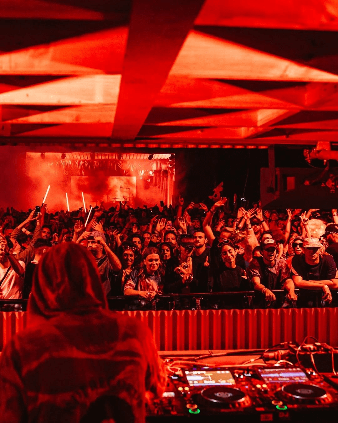 ØNZE 003 — Blick aus der Booth in die Menge